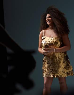 ASOS DESIGN Curve - Mini-Trägerkleid in Gold mit Paillettenscheibenbesatz-Goldfarben