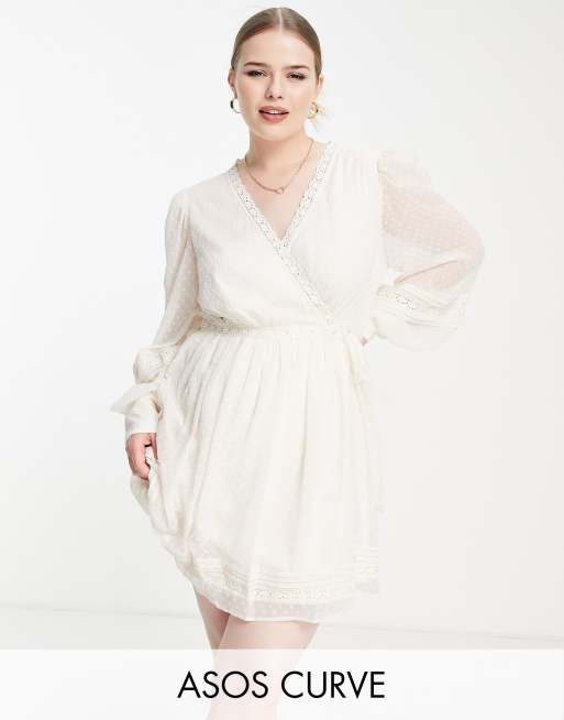 ASOS DESIGN Curve – Mini-Wickelkleid in Creme mit Spitzeneinsatz und strukturiertem Punktemuster