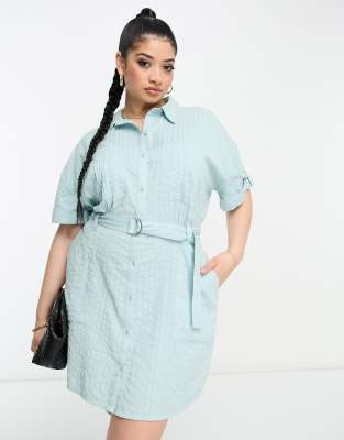 ASOS DESIGN Curve - Minihemdkleid aus Seersucker in Blau mit Gürtel mit D-Ring-Schnalle