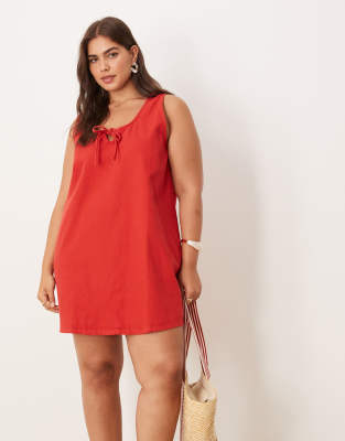 ASOS DESIGN Curve – Minikleid aus Denim in Rot mit tiefem Ausschnitt und Schleife vorne - view 1