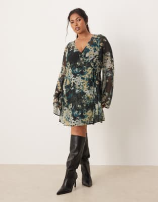 ASOS DESIGN Curve - Minikleid in Blau mit verschwommenem Blumenmuster, Wickeldesign und Bindebändern-Bunt