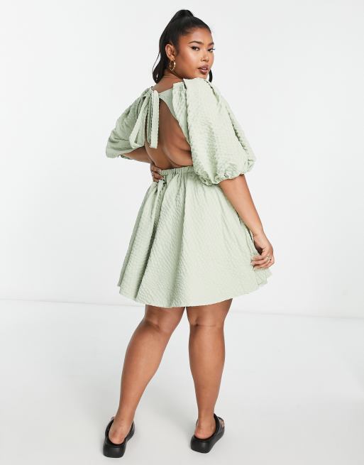 ASOS DESIGN Curve – Minikleid in Salbeigrün mit Struktur, Rückenausschnitt und Puffärmeln, 2 von 4