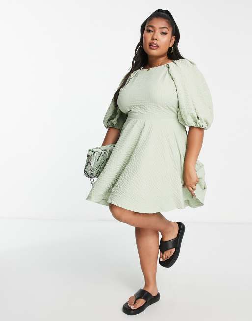 ASOS DESIGN Curve – Minikleid in Salbeigrün mit Struktur, Rückenausschnitt und Puffärmeln, 4 von 4