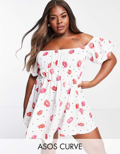 ASOS DESIGN Curve – Minikleid in Weiß mit Bardot-Ausschnitt und Lippenmuster