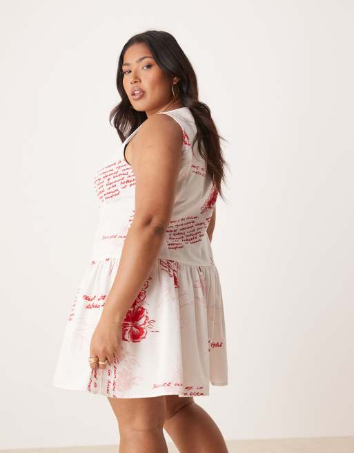 ASOS DESIGN Curve – Minikleid mit tiefer Taille, U-Boot-Ausschnitt, rotem Blumenmuster und Knopfleiste, 2 von 4