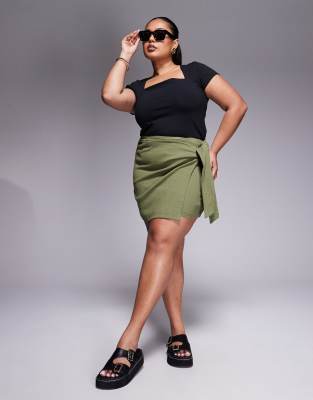 ASOS DESIGN Curve - Minirock in Khaki mit Knitterstruktur und seitlichem Bindedetail-Grün
