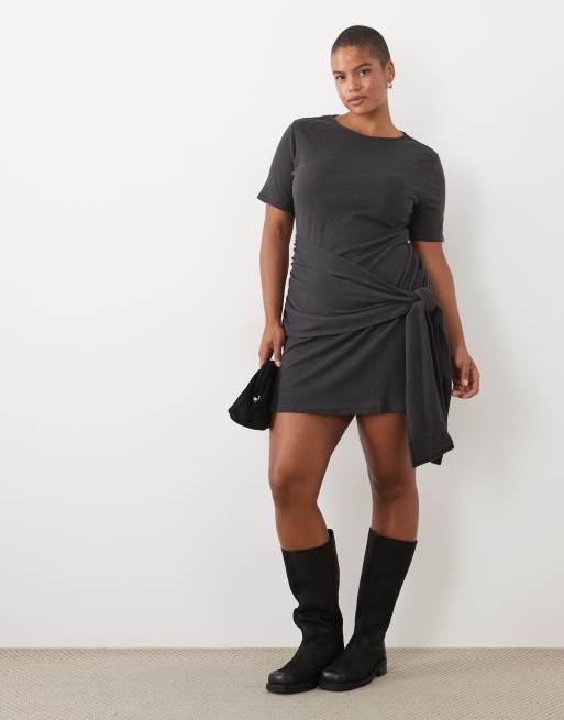 ASOS DESIGN Curve - minivestido supersuave con lazada lateral en gris carbón, 2 de 4
