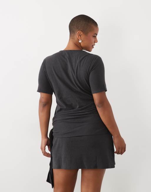 ASOS DESIGN Curve - minivestido supersuave con lazada lateral en gris carbón, 3 de 4