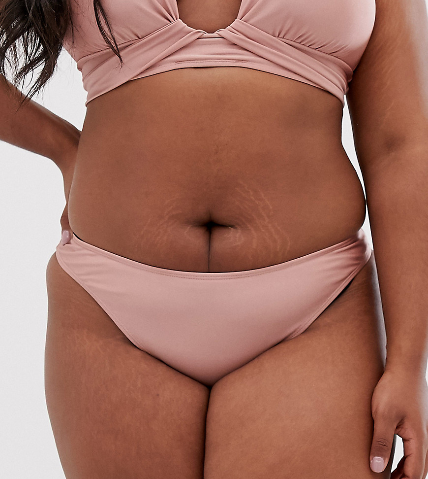 ASOS DESIGN Curve – Minkfärgad glansig bikiniunderdel i hipstermodell med högt skurna ben-Brun