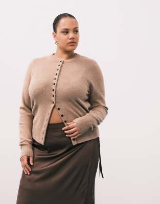 ASOS DESIGN Curve - Mittelschwere, figurbetonte Strickjacke in Camel-Rosa