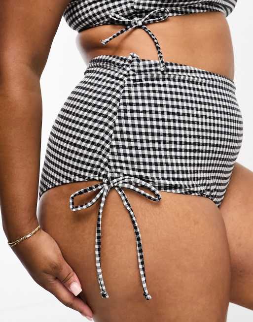 ASOS DESIGN Curve – Mix and Match – Trägerloser Seersucker-Bikini mit schwarz-weißem Vichy-Karo und seitlicher Raffung, 2 von 2