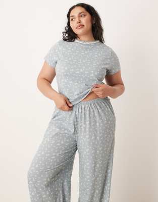 ASOS DESIGN Curve - Mix & Match - Knapp geschnittenes Pyjama-T-Shirt in Blau mit Blümchenmuster