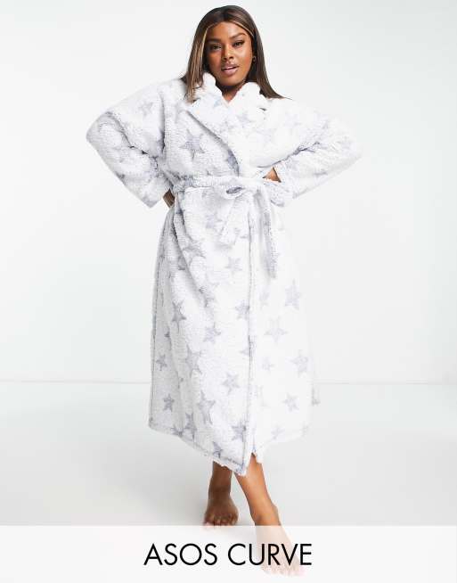 ASOS DESIGN Curve – Mix & Match – Maxi-Bademantel aus Teddyfell mit Sternenmuster in blauer Bleach-Optik