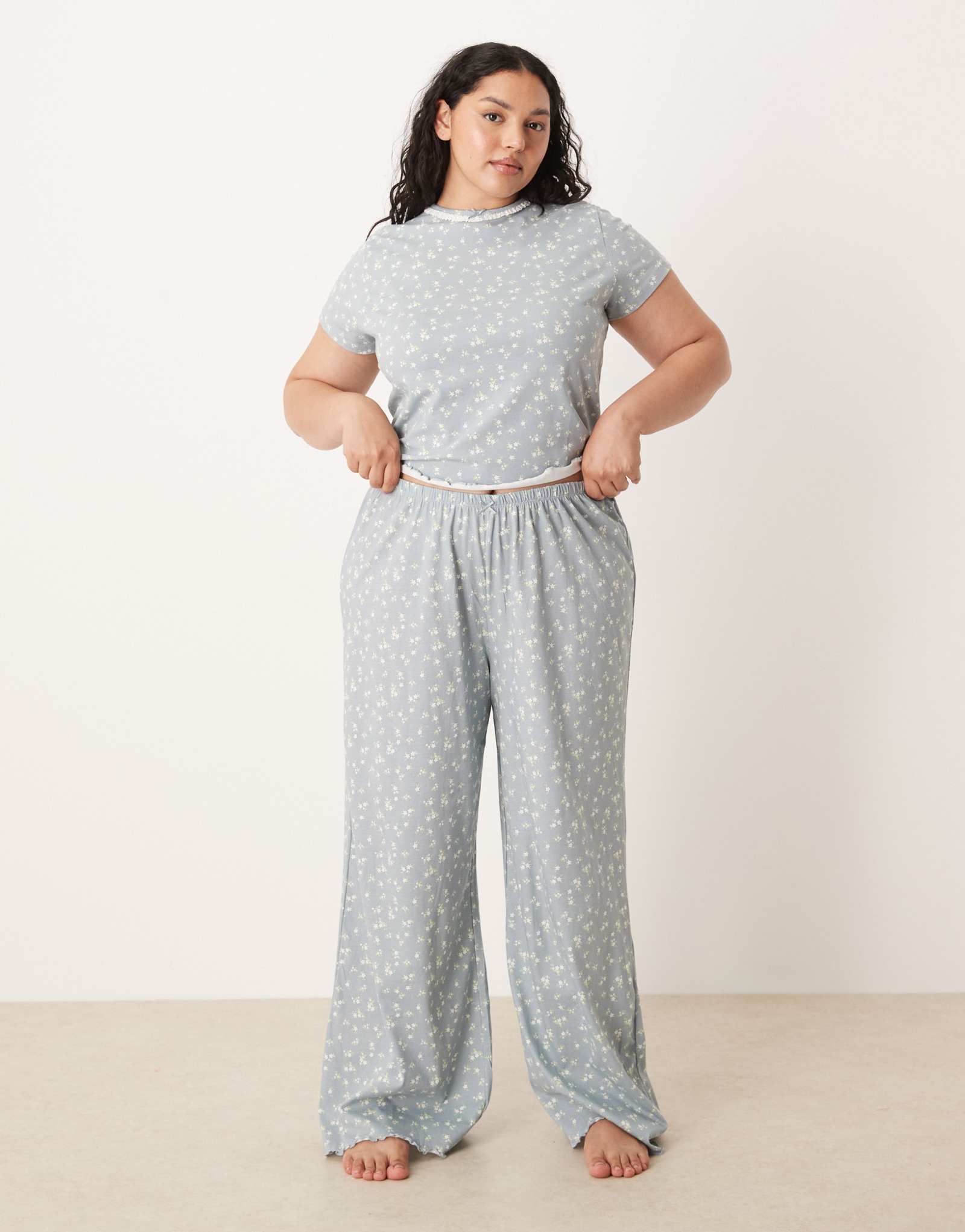 Пижамные брюки ASOS DESIGN Curve в сочетании с голубым цветочным принтом