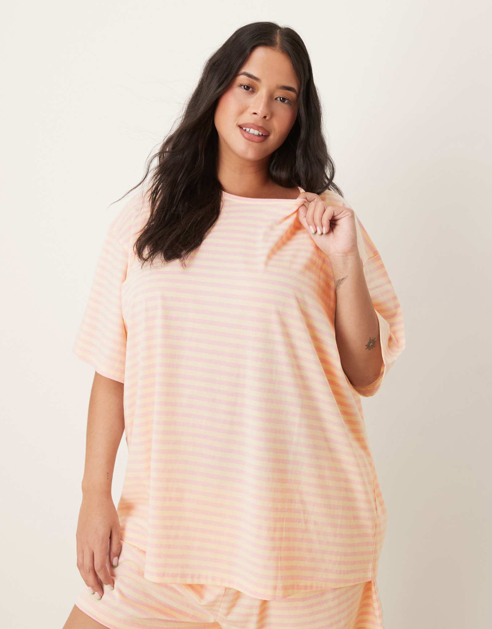 Пижамная футболка ASOS DESIGN Curve в розовую полоску в сочетании с другими моделями