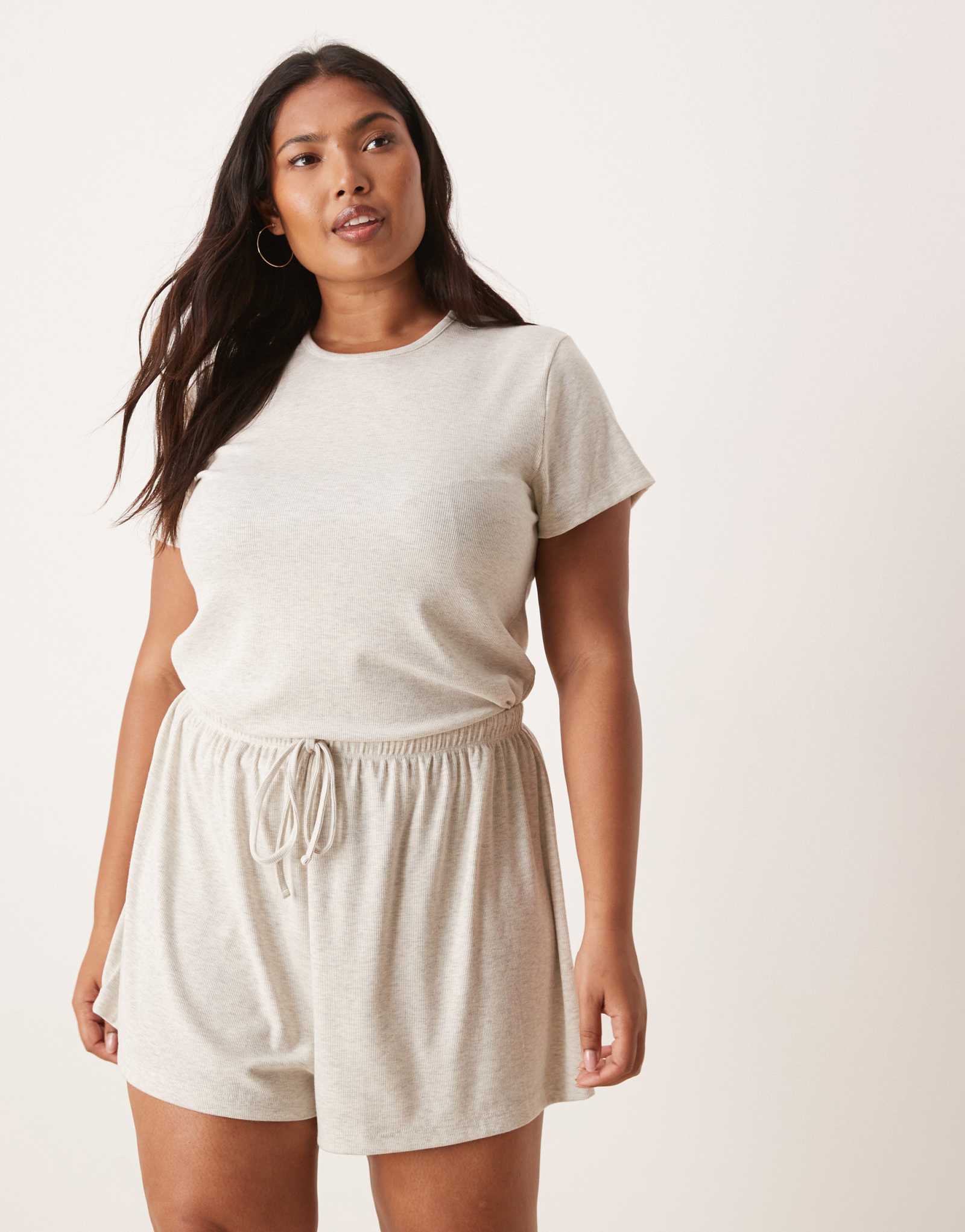 Бежевые шорты-флиппи в рубчик от ASOS DESIGN Curve сочетаются с другими шортами-флиппи в рубчик бежевого цвета