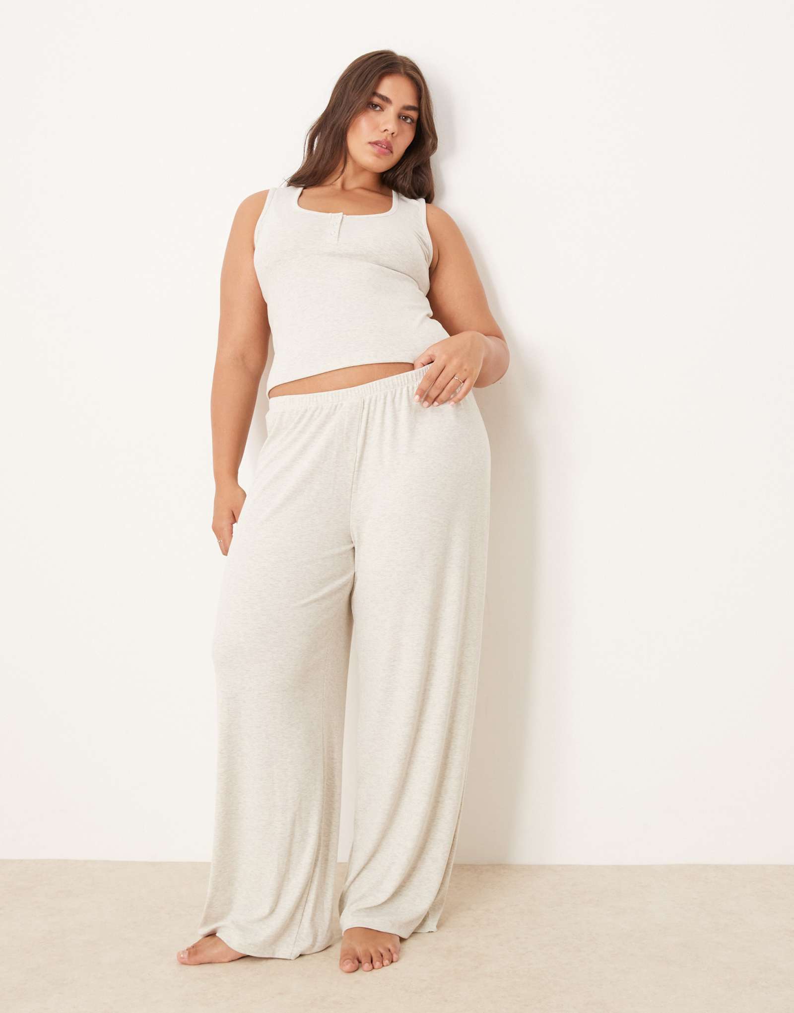 Брюки в рубчик бежевого цвета от ASOS DESIGN Curve сочетаются с другими брюками в рубчик бежевого цвета