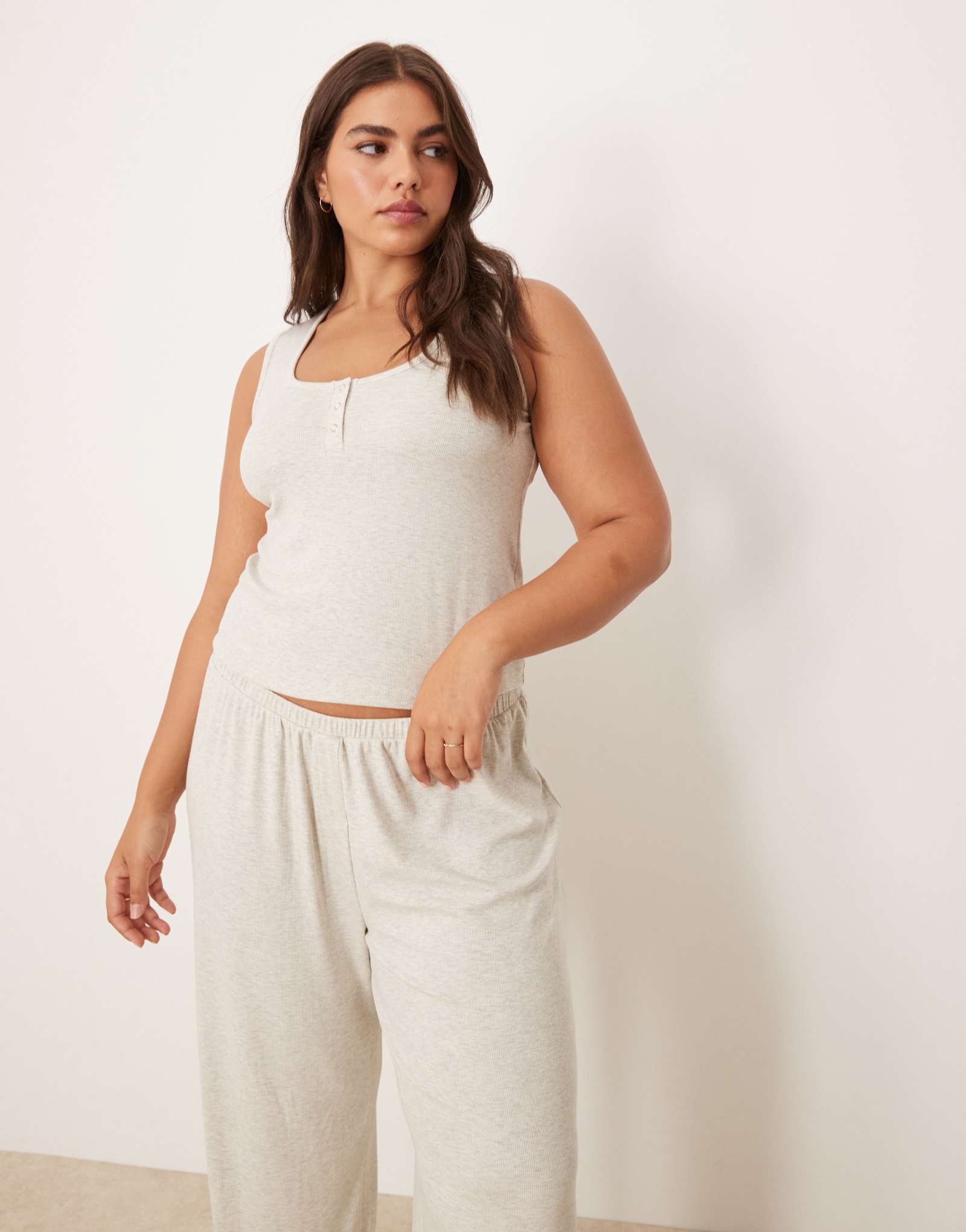 Бежевый топ на бретелях в рубчик от ASOS DESIGN Curve, сочетающийся с другими моделями
