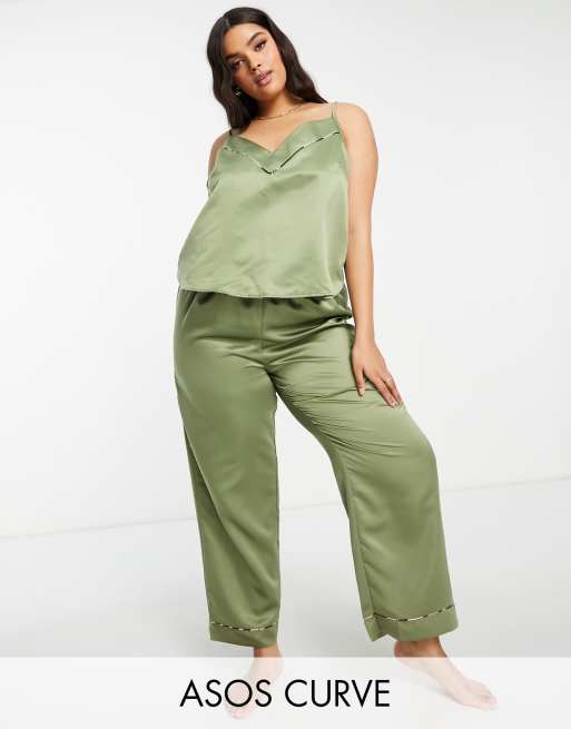 ASOS DESIGN Curve – Mix & Match – Satin-Pyjamahose in Olivgrün mit Paspelierung und Tierfellmuster