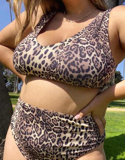 ASOS DESIGN Curve – Mixa & matcha – Leopardmönstrad ribbad bikiniöverdel i crop top-design med v-ringning, 3 av 4
