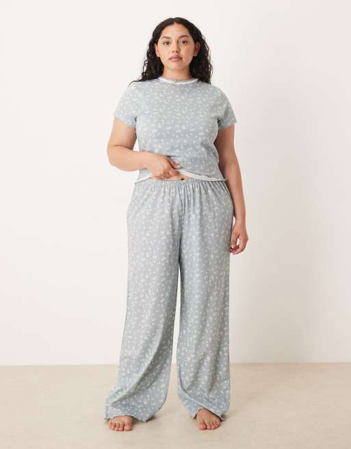 ASOS DESIGN Curve – Mixa och matcha – Blå, småblommig pyjamas-t-shirt i kort-modell, 3 av 4