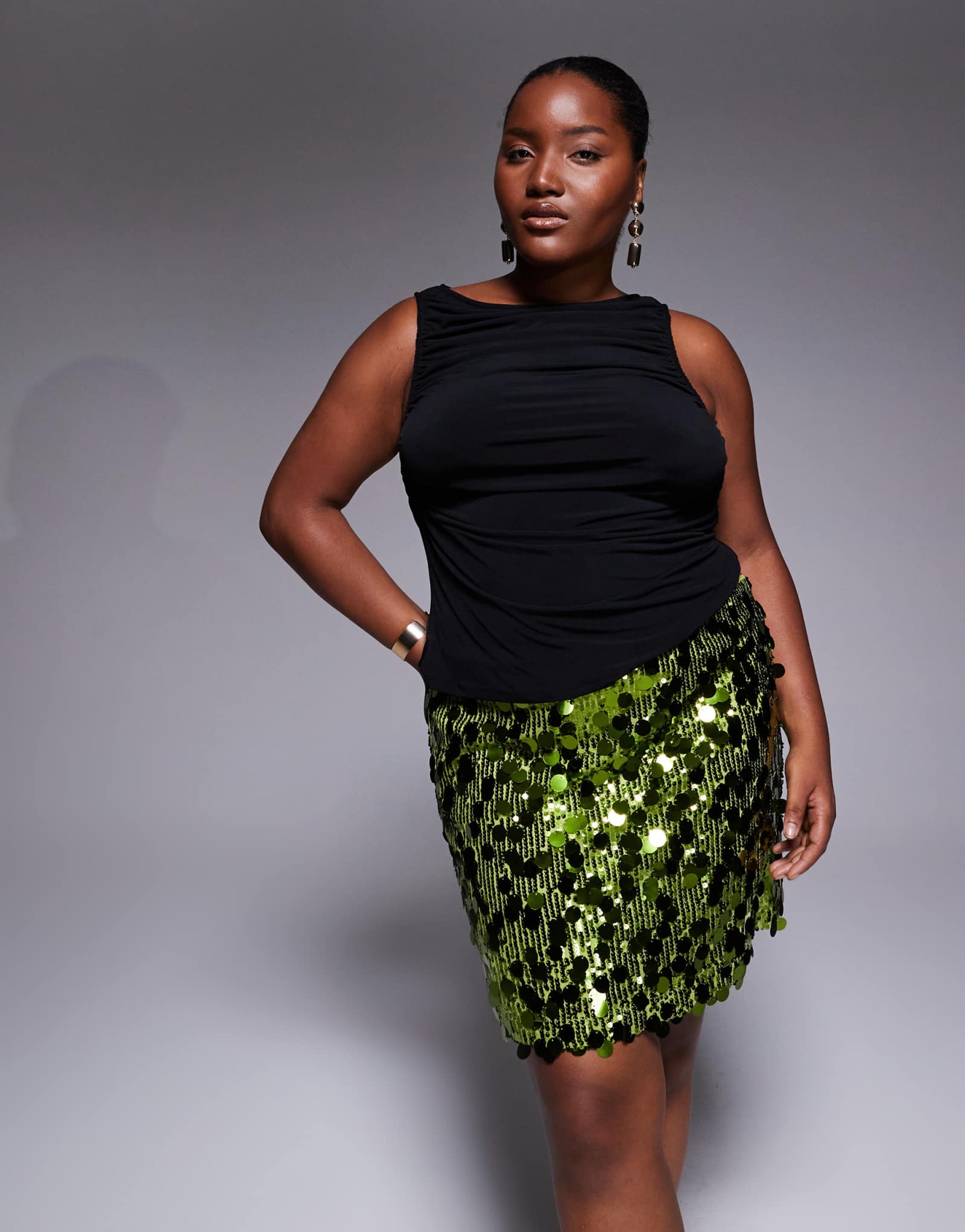 Мини-юбка ASOS DESIGN Curve со смешанными блестками зеленого цвета