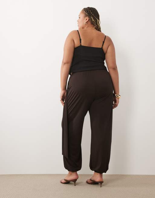 ASOS DESIGN Curve mjuka draperade omlottbyxor med ballongform i choklad, 4 av 5