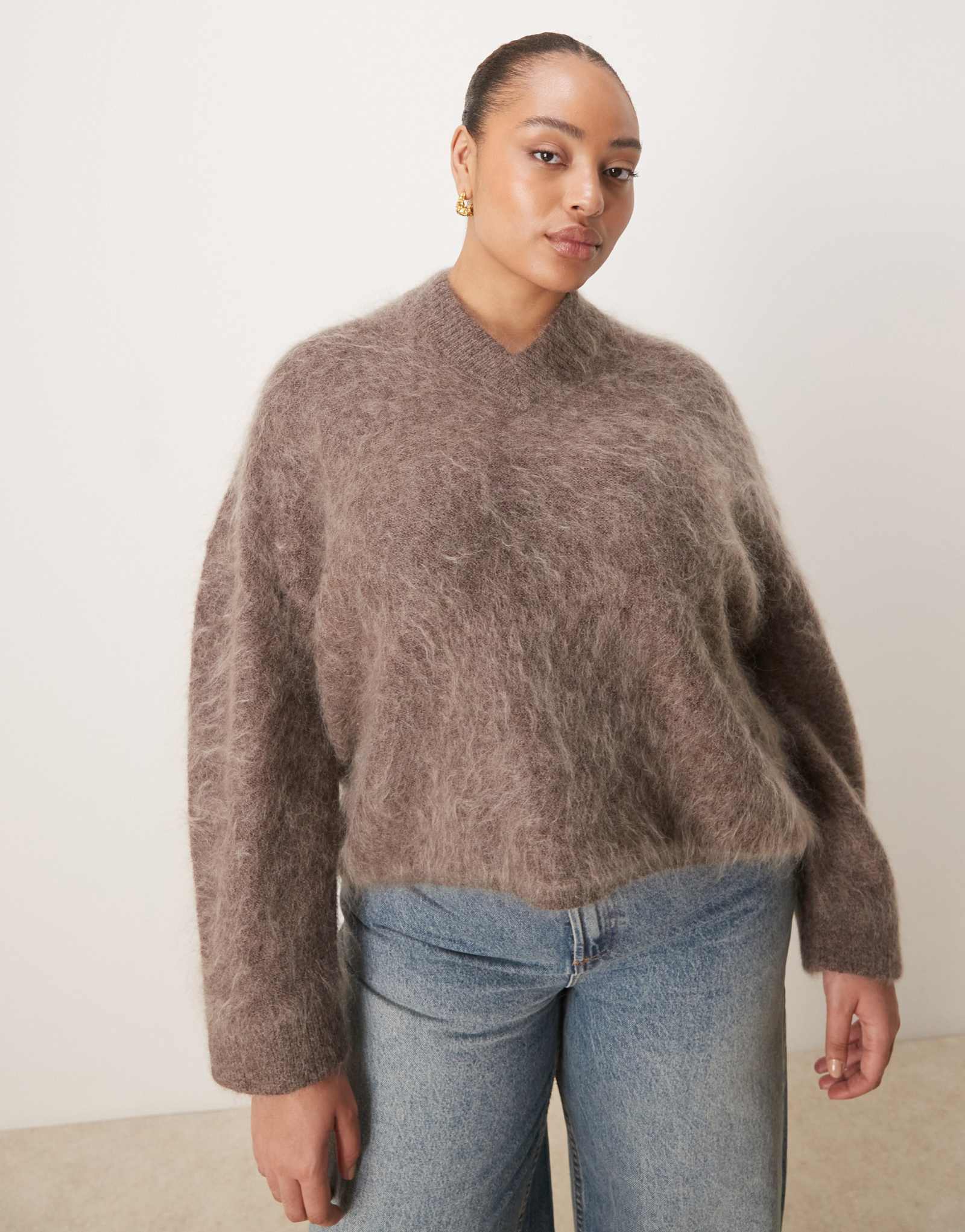 Мохеровый свитер ASOS DESIGN Curve с широкими рукавами и v-образным вырезом цвета мокко