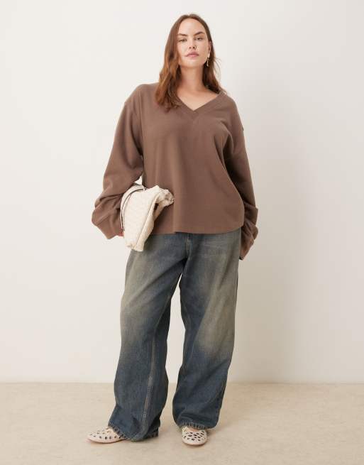 ASOS DESIGN Curve - Mokkabrun og superblød trøje med V-hals og rynkede ærmer, 3 af 4