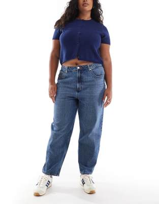 ASOS DESIGN Curve - Mom-Jeans in Mittelblau