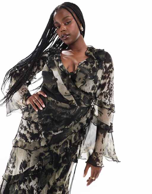 ASOS DESIGN Curve – Monokrom, exklusiv midiklänning med volang, ojämn fåll och abstrakt mönster, 2 av 4