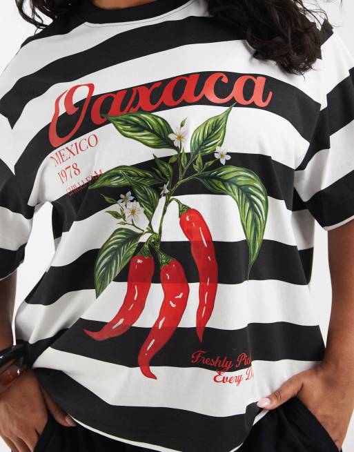 ASOS DESIGN Curve - Monokrom striber og versized T-shirt med 'Oaxaca'-chili-grafik, 3 af 4