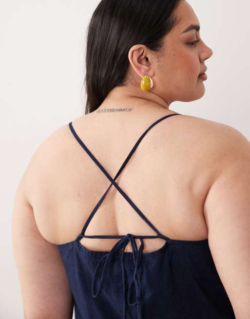ASOS DESIGN Curve – Mörkblå, smockad midiklänning i denim med sidofickor, 2 av 4