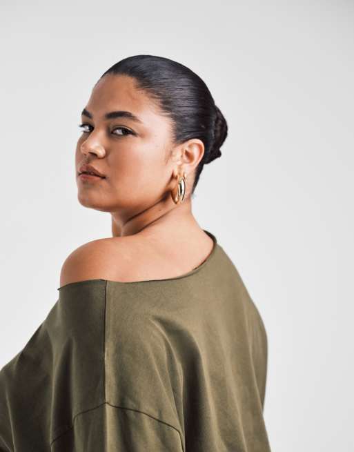 ASOS DESIGN Curve - Mørk olivengrøn offshoulder-T-shirt med lange ærmer, 3 af 4