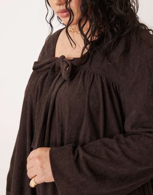 ASOS DESIGN Curve - Mørkelille smock-kjole i minilængde i fløjl med bindebånd foran, 2 af 4