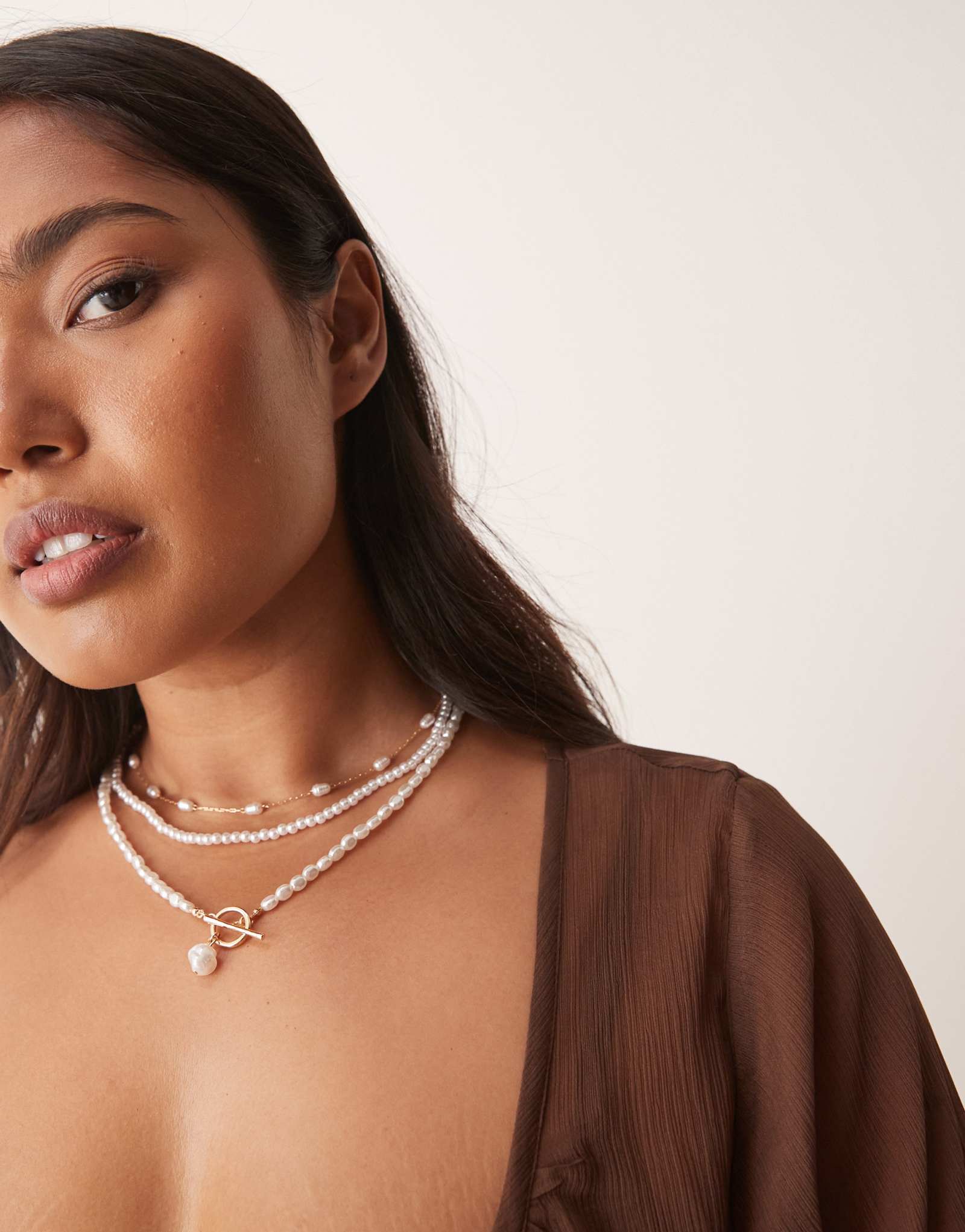 Многорядное колье ASOS DESIGN Curve с искусственным жемчугом и Т-образной планкой золотого оттенка