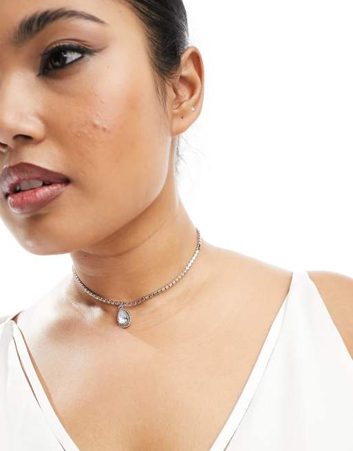 ASOS DESIGN Curve – Naszyjnik choker w kolorze srebra z zawieszką z kryształkiem w kształcie łezki