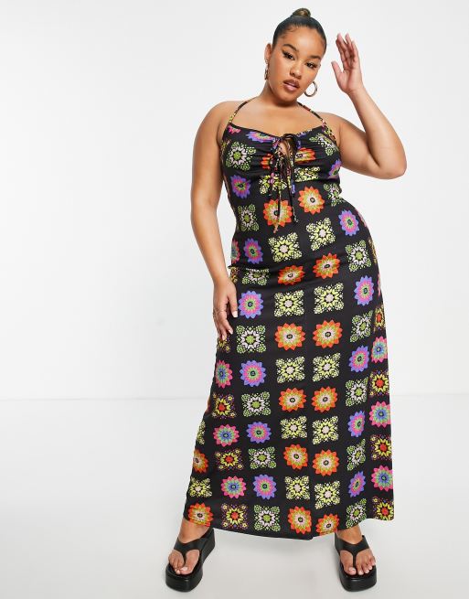 ASOS DESIGN Curve – Neckholder-Maxikleid in Schwarz mit Häkelmotiven, 3 von 4