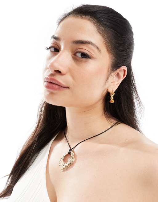 ASOS DESIGN Curve necklace with cord and hammered pendant design in gold tone, 4 of 4