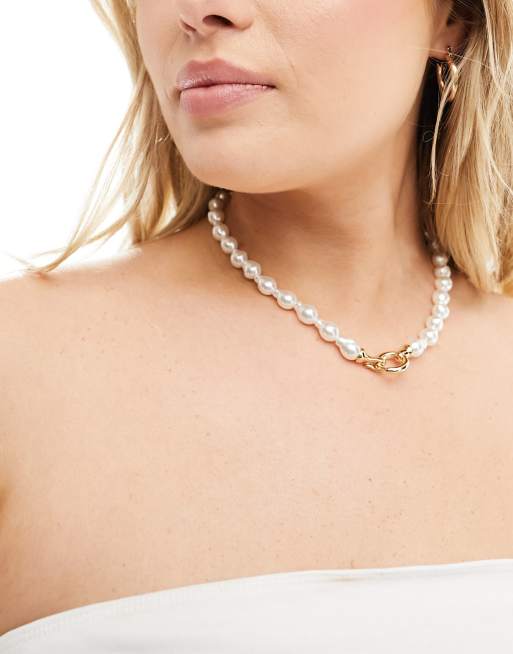 FhyzicsShops DESIGN Curve necklace with faux freshwater pearl and clasp detail in gold tone