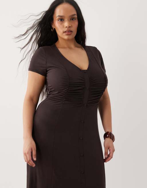 ASOS DESIGN Curve - Nette jurk met knopen aan de voorkant en gerimpelde taille in chocoladebruin, 2 van 4