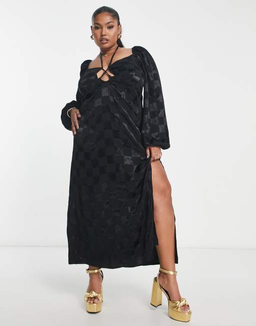 ASOS DESIGN Curve – Niebieska satynowa sukienka midi w żakardowy wzór w szachownicę z wiązaniem przy dekolcie