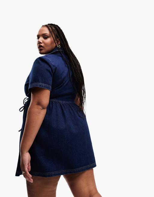 ASOS DESIGN Curve – Niebieska sukienka kopertowa z denimu , 2 z 5