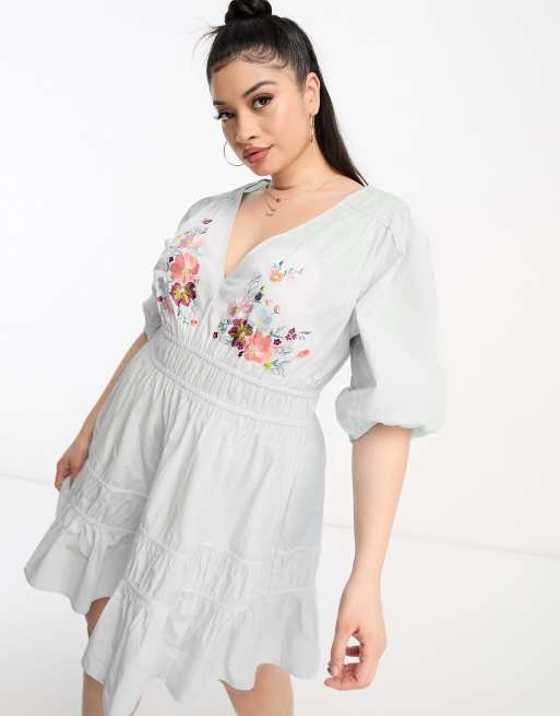 ASOS DESIGN Curve – Niebieska sukienka mini z bufkami i haftowanym wzorem