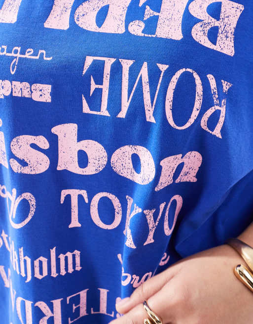 ASOS DESIGN Curve – Niebieski T-shirt oversize z nadrukiem nazw miast, 2 z 4