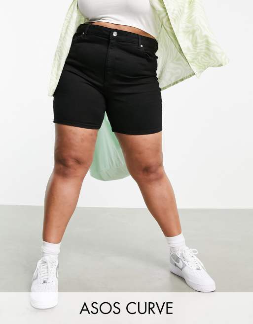 ASOS DESIGN Curve – Obcisłe jeansowe szorty z podwyższonym stanem i dodatkiem stretchu w kolorze intensywnej czerni