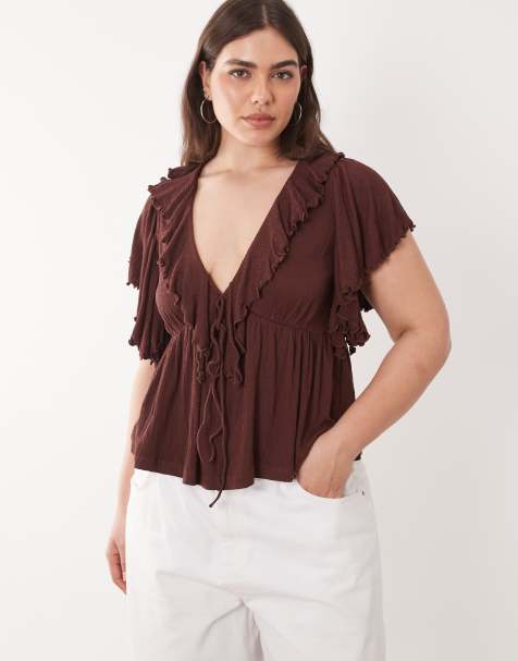 ASOS DESIGN Curve – Oberteil in Schokobraun mit tiefem Ausschnitt, Rüschen und Knitterstruktur - view 1