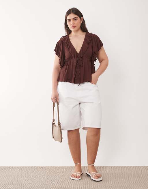 ASOS DESIGN Curve – Oberteil in Schokobraun mit tiefem Ausschnitt, Rüschen und Knitterstruktur, 2 von 4