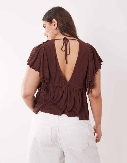 ASOS DESIGN Curve – Oberteil in Schokobraun mit tiefem Ausschnitt, Rüschen und Knitterstruktur, 4 von 4