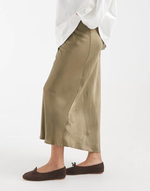ASOS DESIGN Curve – Olivgrön, diagonalskuren maxikjol i satin, 2 av 5
